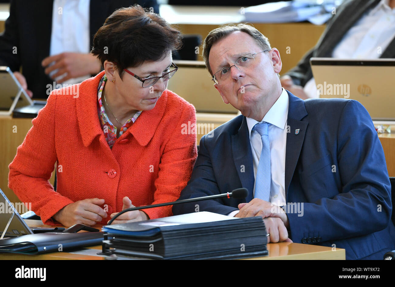 11. September 2019, Thüringen, Erfurt: Bodo Ramelow (Die Linke), Ministerpräsident von Thüringen, und Heike Taubert (SPD), Finanzminister von Thüringen, sprechen miteinander während der Landtag Sitzung. Im Thüringer Landtag, Beratungen über zahlreiche Gesetzentwürfe haben von der Tagesordnung abgesetzt worden. Die CDU-Fraktion kritisierte vor allem die Entlassung des Entwurfs der Integration recht. Foto: Martin Schutt/dpa-Zentralbild/dpa Stockfoto