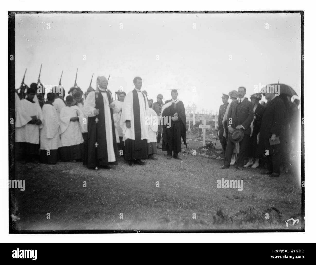 Männer und Frauen, möglicherweise Winston Churchill und Herbert Samuel, mit christlichen Klerus in einem Soldatenfriedhof Stockfoto