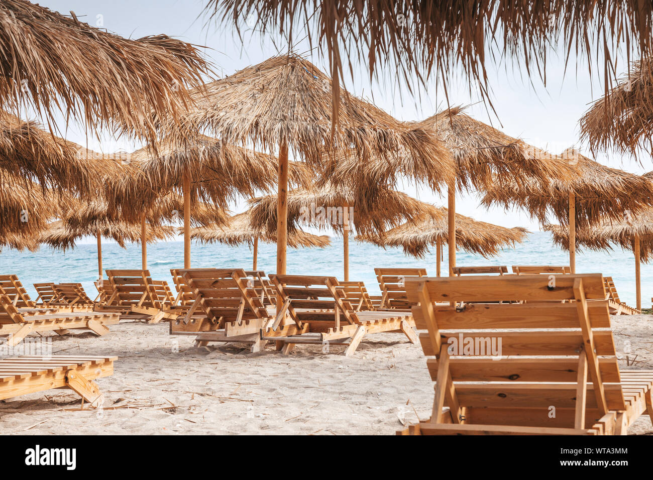 Strand mit Sonnenschirmen und Liegen Stockfoto