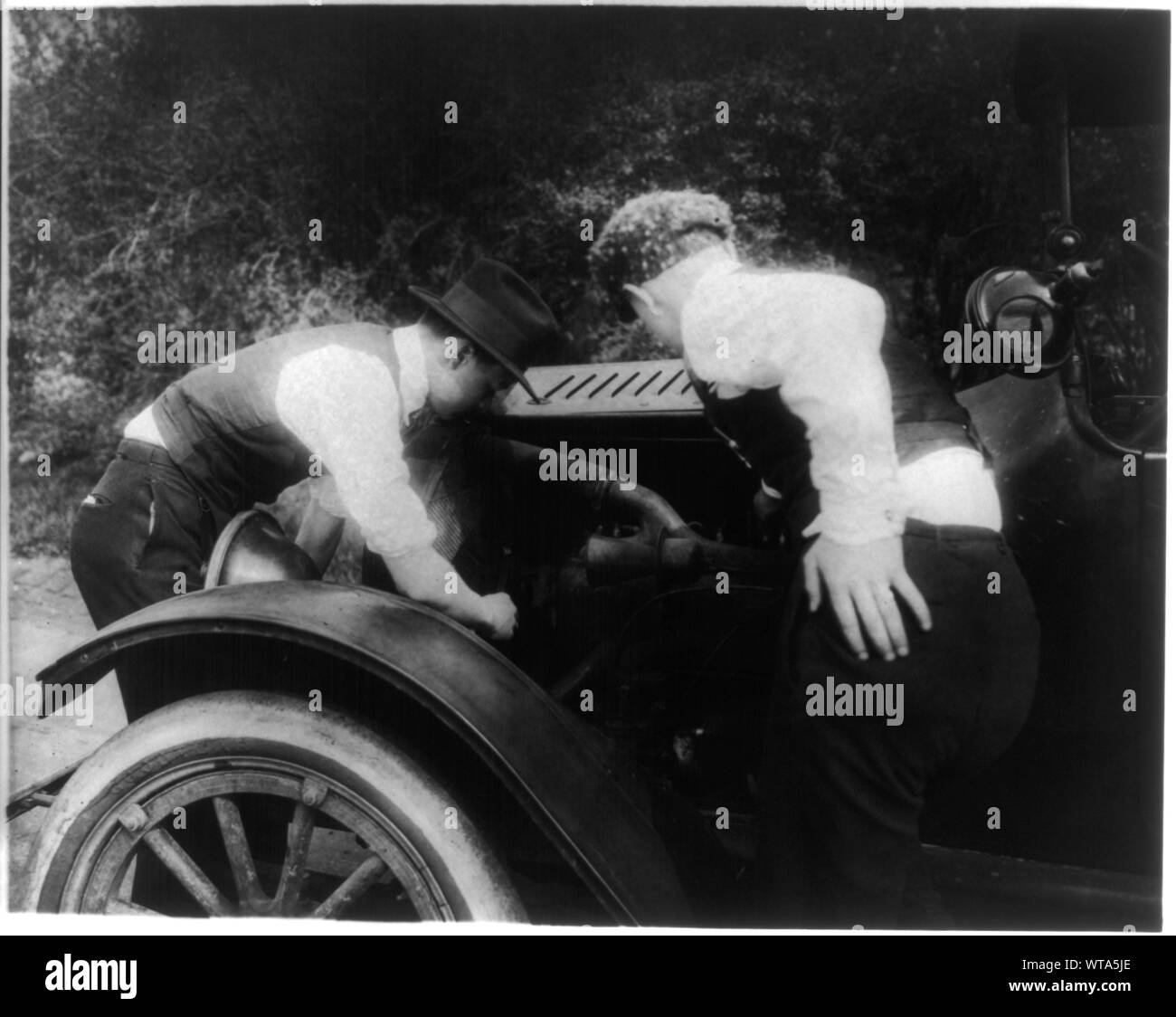 Menschen, die unter der Motorhaube des Auto Stockfoto
