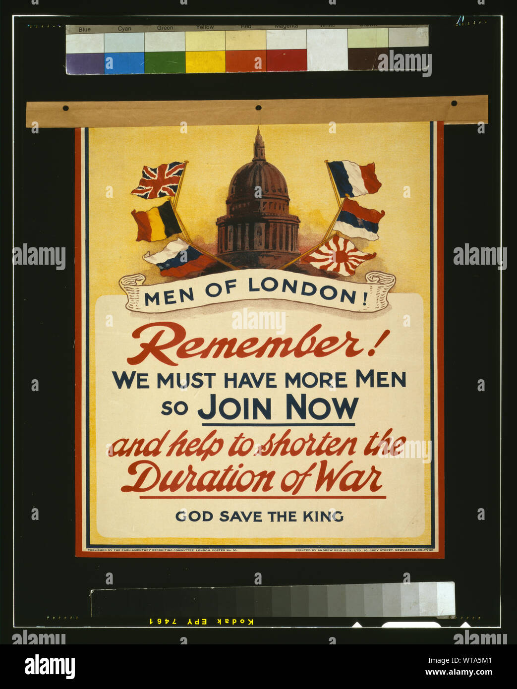 Männer von London! Denken Sie daran! Wir müssen mehr Männer so jetzt beitreten und die Dauer des Krieges zu verkürzen. God save the King Poster mit der Kuppel der St. Paul's Cathedral, London, mit den Flaggen der Alliierten. Stockfoto