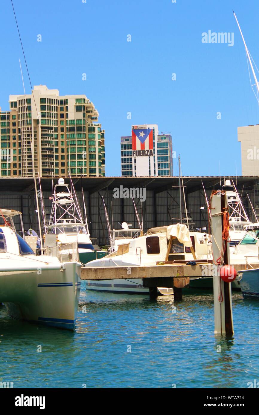 Blick von San Juan Bay Marina von angelegten Boote im Vordergrund, und Gebäude im Hintergrund, einschließlich der Hauptsitz des Internationalen OL-Partner. Stockfoto