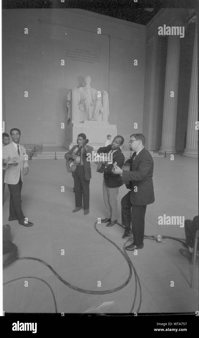 [Männer Gitarre spielen und Singen am Abraham Lincoln Satzung; [Männer Gitarre spielen und Singen am Abraham Lincoln Satzung innerhalb des Lincoln Memorial während des Marsches auf Washington, 1863]; Stockfoto