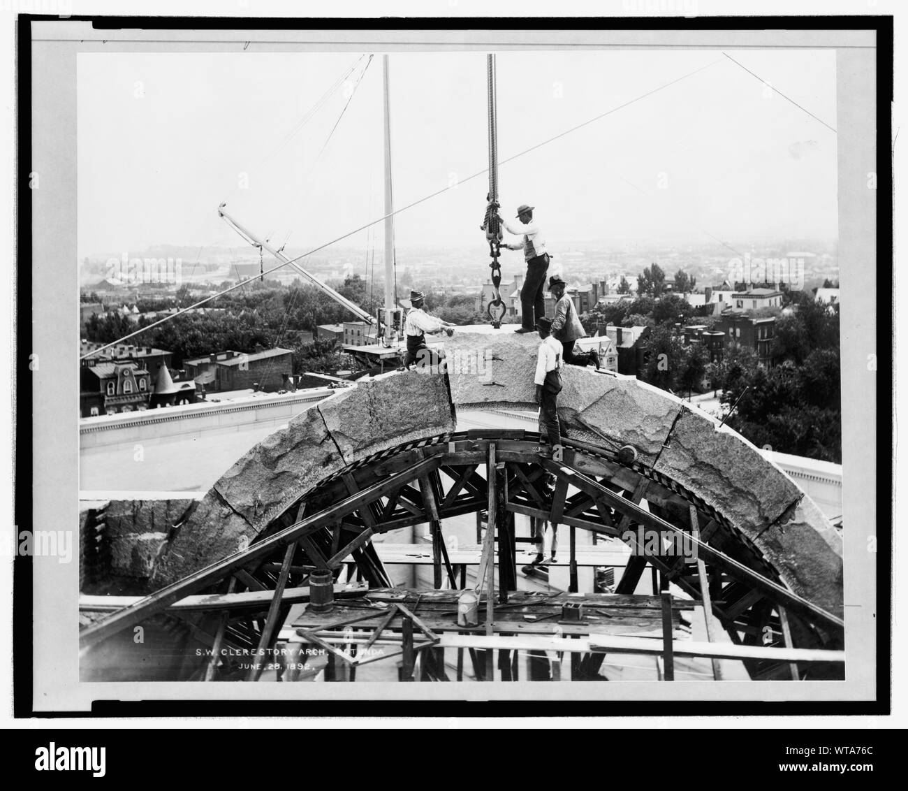 Männer stellen die Grundpfeiler der S.W. clerestory Bogen der Rotunde des Bibliothek des Kongresses Stockfoto