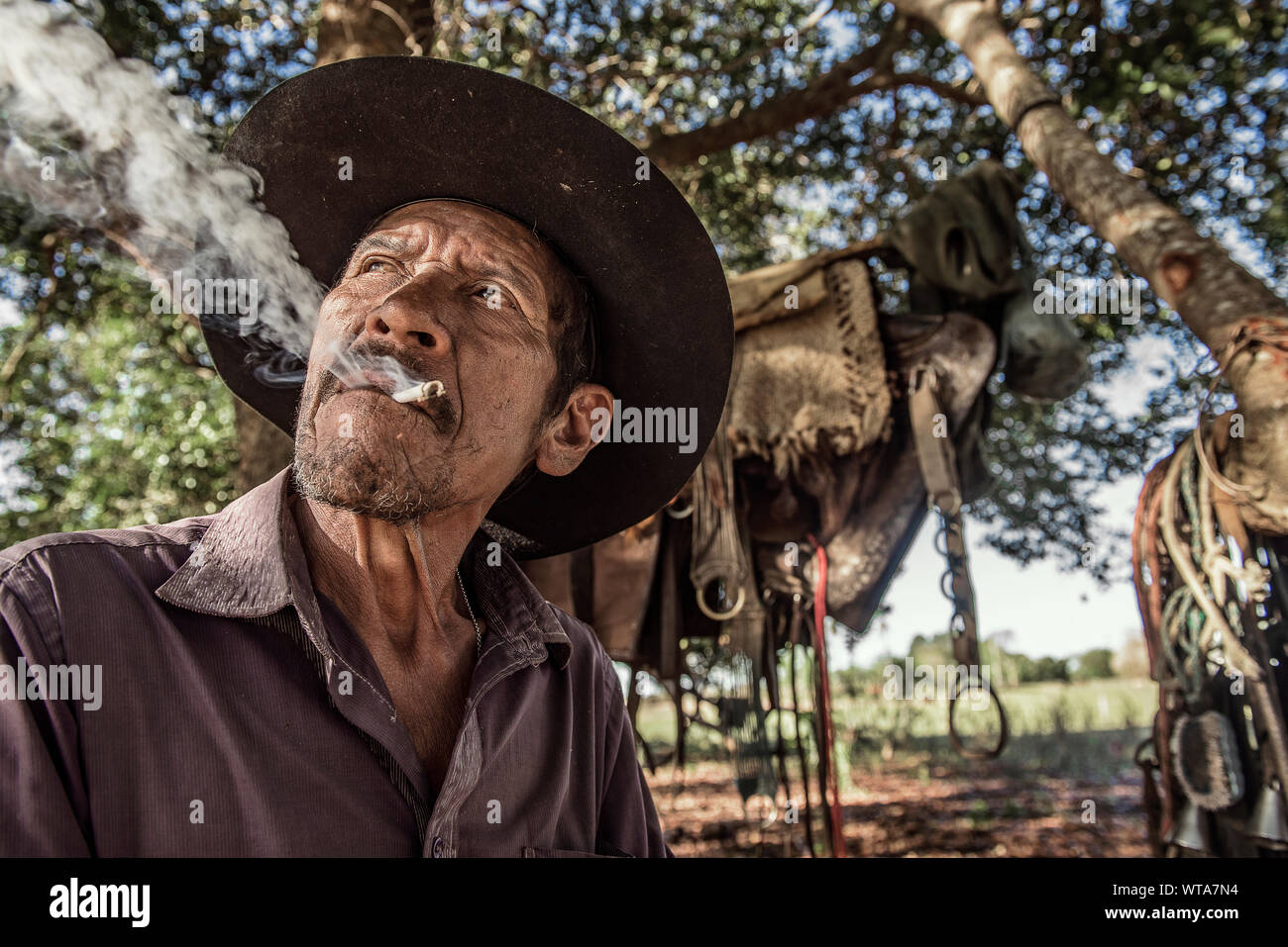 Pantaneiro Rauchen nach einem langen Ritt im Pantanal Stockfoto