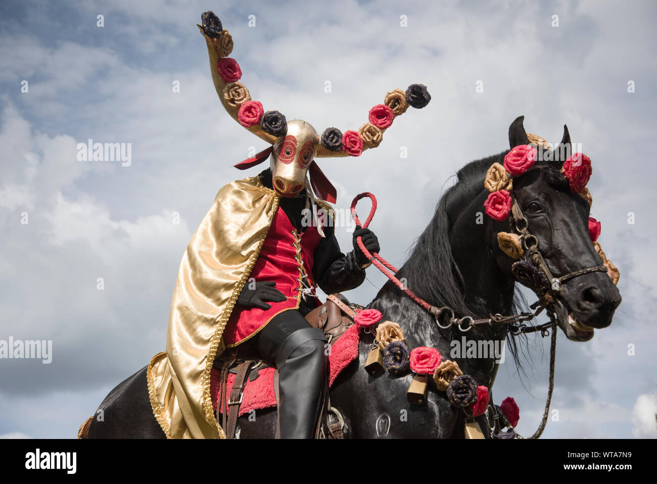 Maskierte Ritter im cavalhadas von PirenÃ³polis, Mittelwesten Brasiliens Stockfoto