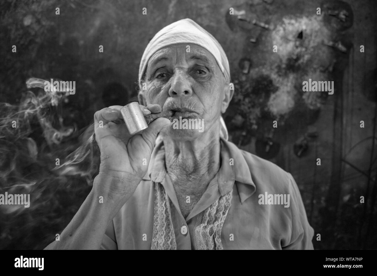 Alte Frau raucht Pfeife in einem Brasilianischen nördlichen Dorf Stockfoto