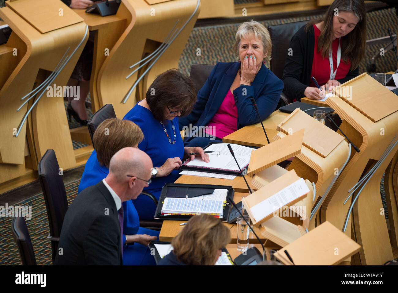 Edinburgh, Großbritannien. 5. September 2019. Im Bild: (L-R) John Swinney - Delegieren erster Minister; Nicola Sturgeon MSP - Erster Minister und Führer der Scottish National Party; Jeane Freeman - Gesundheit Minister; Roaseanna Cunningham - Ländliche & Umwelt Minister; Aileen Campbell. Erste Minister Fragen, die in der Kammer erfolgt nach der Sommerpause. Colin Fisher/CDFIMAGES.COM Stockfoto