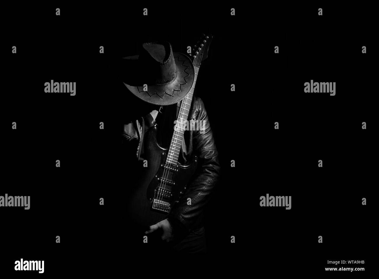 Silhouette von Guitar Player (Gitarrist). Musik Konzept, Gitarrist im Dunkeln. Schwarz und whiite Foto. Stockfoto