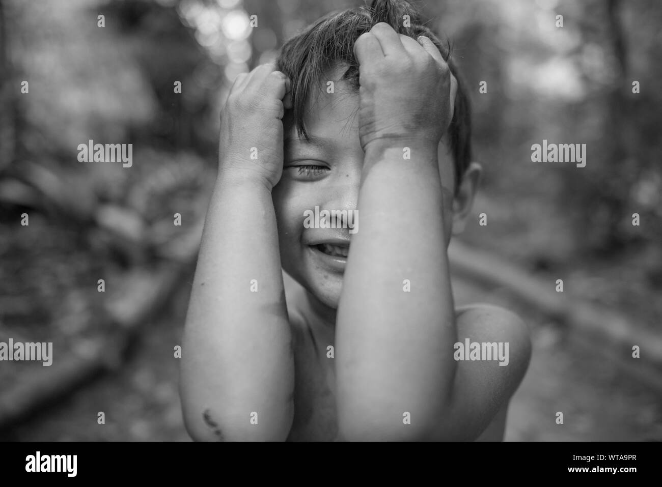 Eine freundliche und fröhliche einheimischen Jungen aus dem brasilianischen Amazonasgebiet Stockfoto
