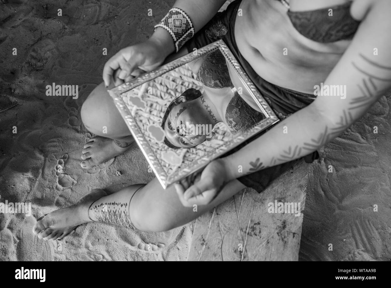 Reflektion in einem Spiegel der indigenen Frau Stockfoto