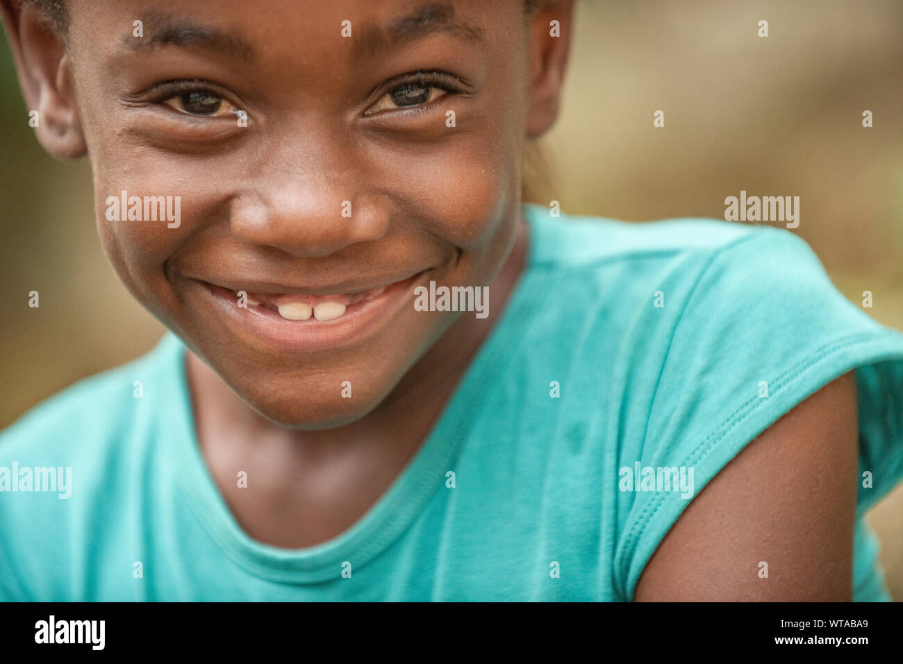 Junge schwarze Mädchen lächelnd Stockfoto