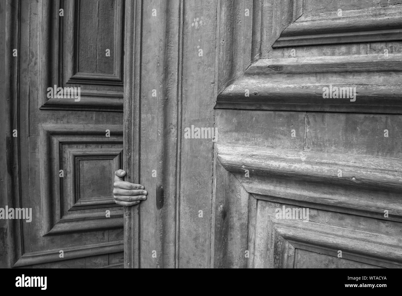 Kirche Tür und Hand detail Stockfoto