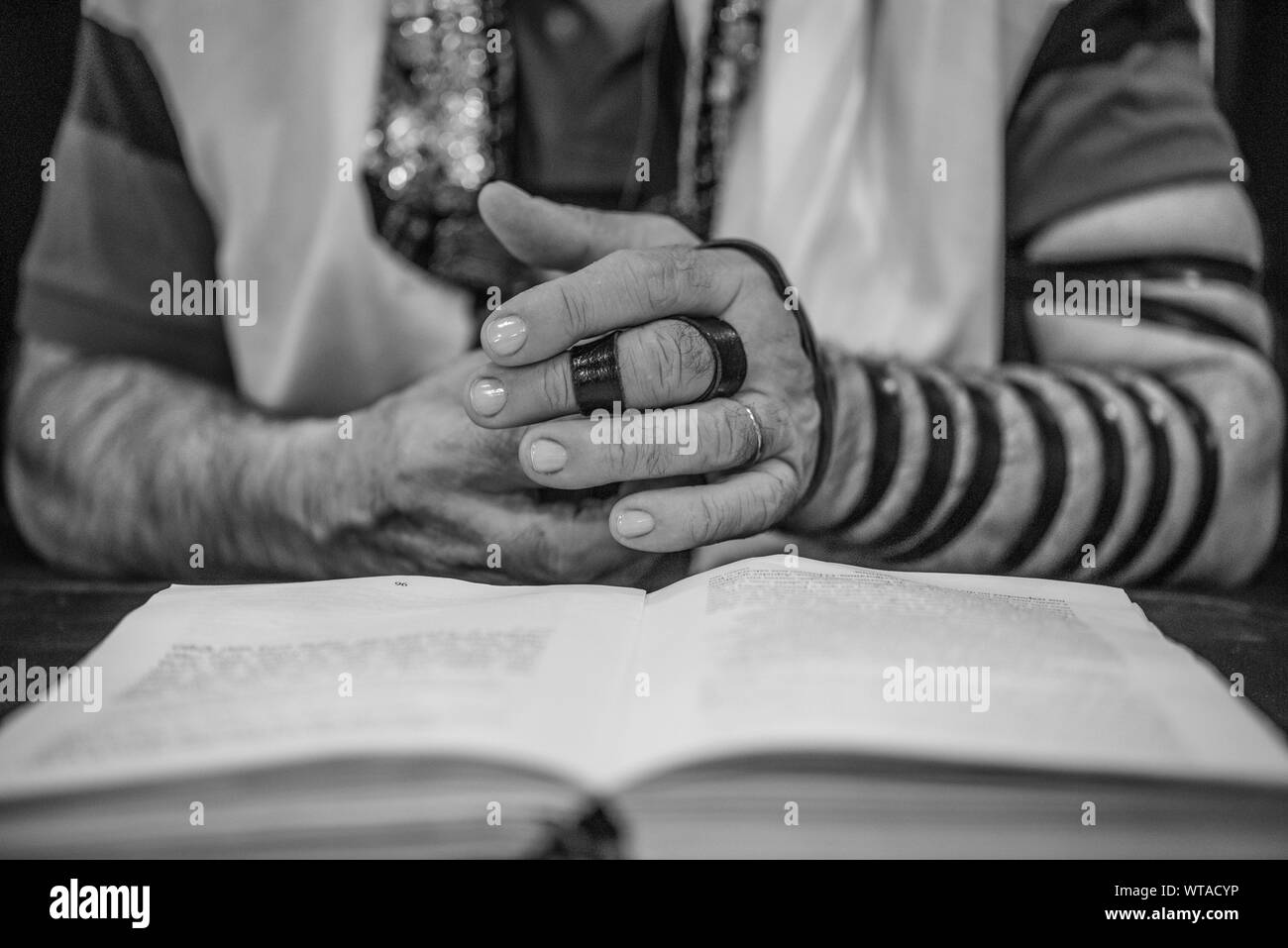 Rabbi Lesung der Tora Stockfoto