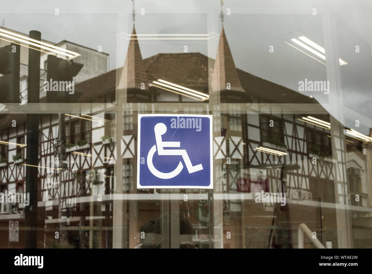 Rollstuhl Benutzer Signal in einem brasilianischen Germanischen Stadt Stockfoto