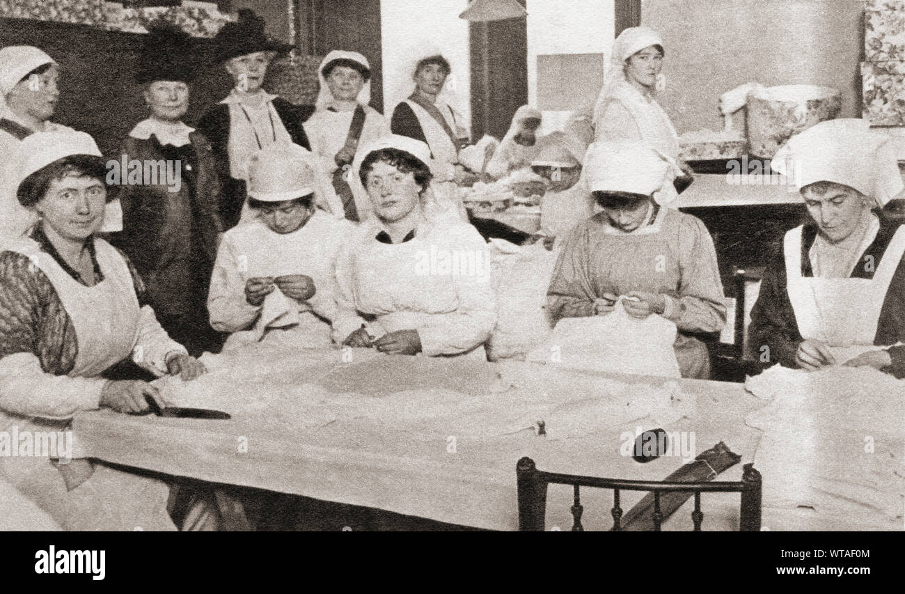 Zimmer in Mayfair, Villen in Arbeitsräumen für die Herstellung von Krankenhaus Voraussetzungen während des Ersten Weltkrieges. Hier sehen Frauen Freiwillige. Aus dem Festzug des Jahrhunderts, veröffentlicht 1934. Stockfoto