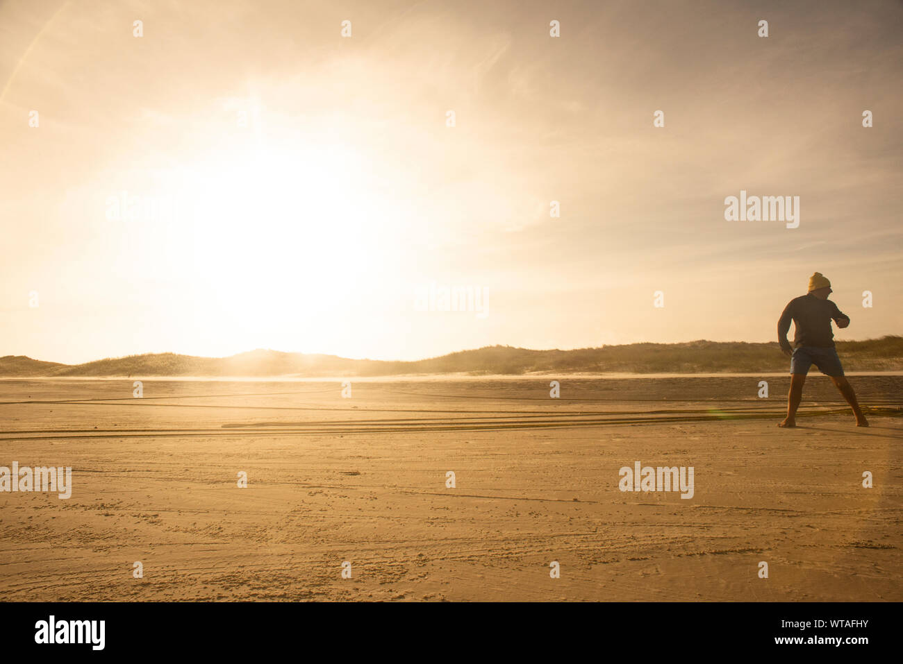 Fischer Werke bei Sonnenuntergang im Meer Stockfoto