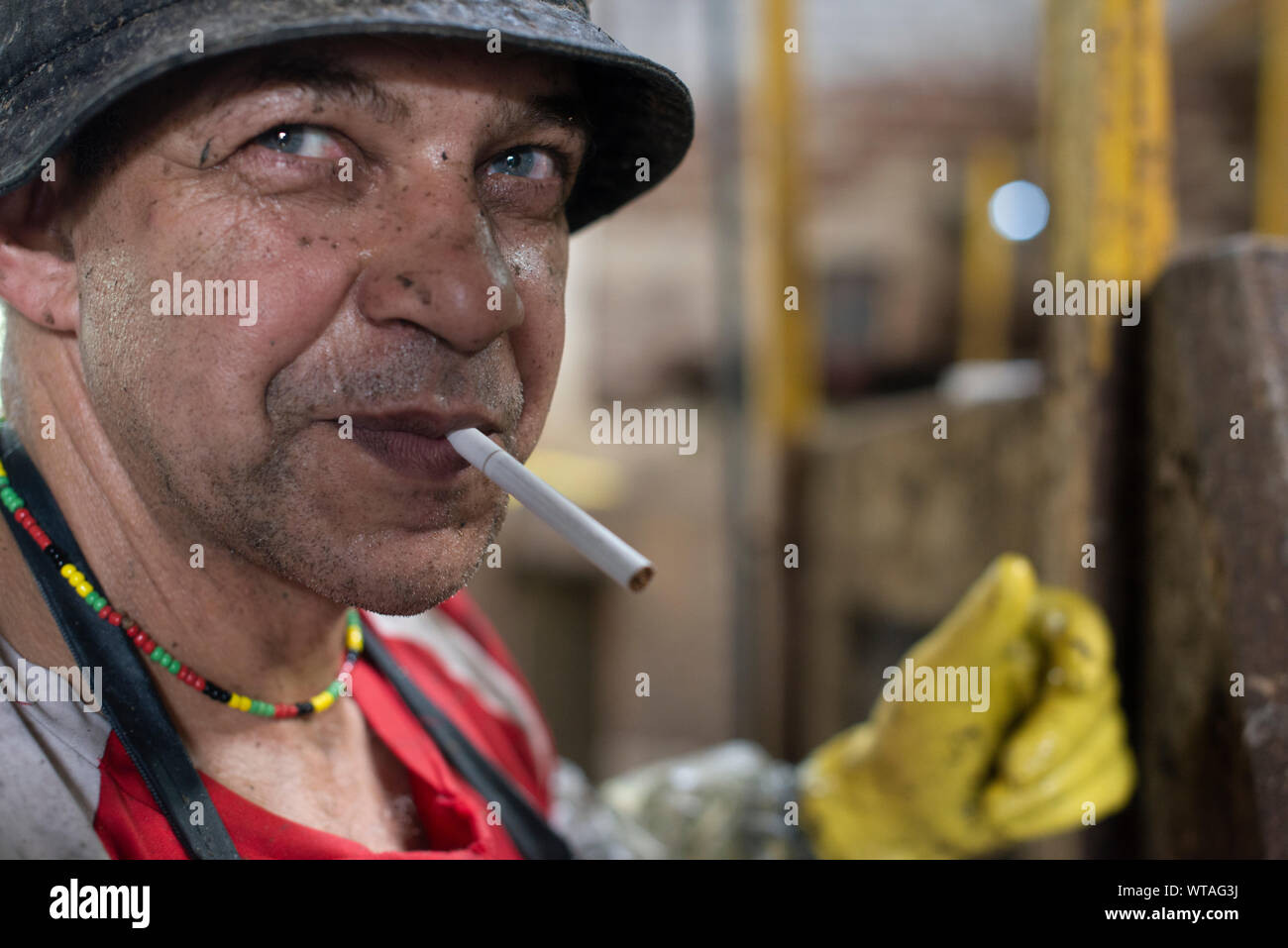 Gerberei Arbeiter mit Zigarette im Mund während der Pause Stockfoto