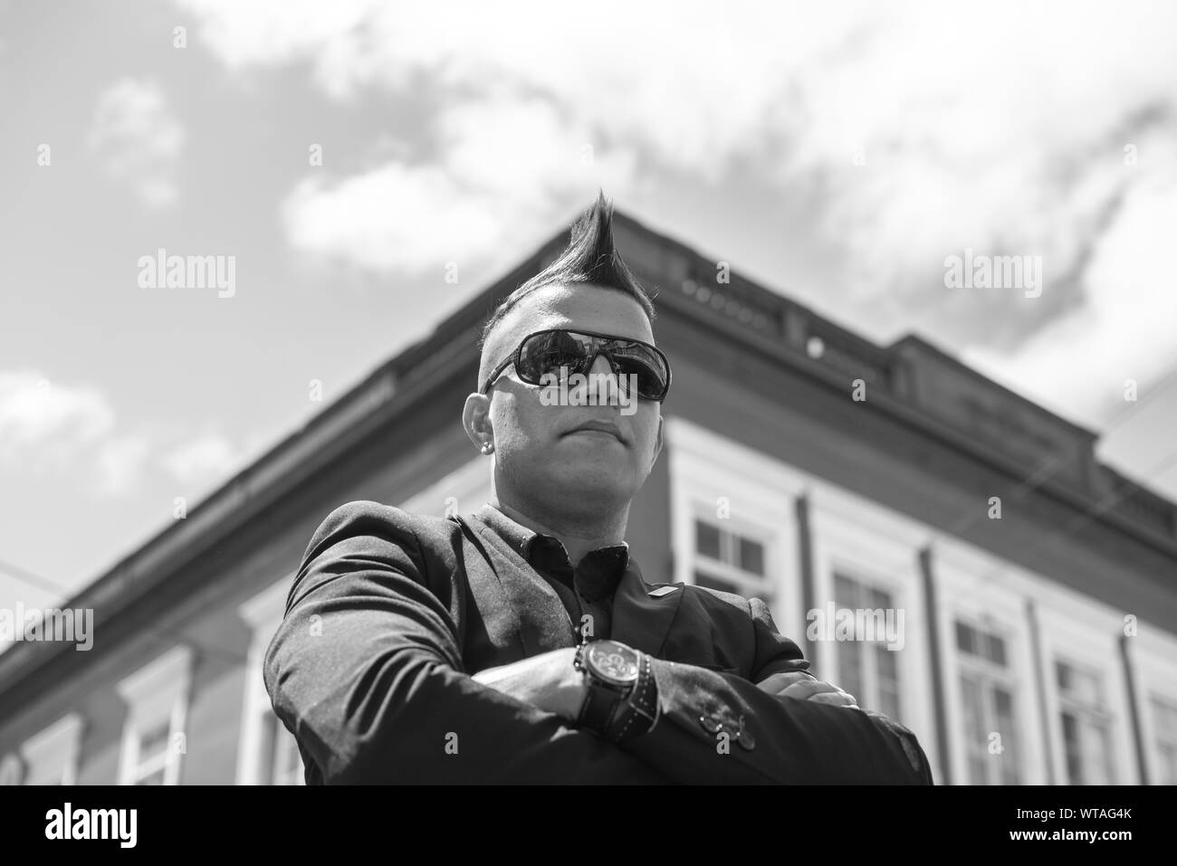 Junger Mann mit Mohawk Haar in der Innenstadt Stockfoto