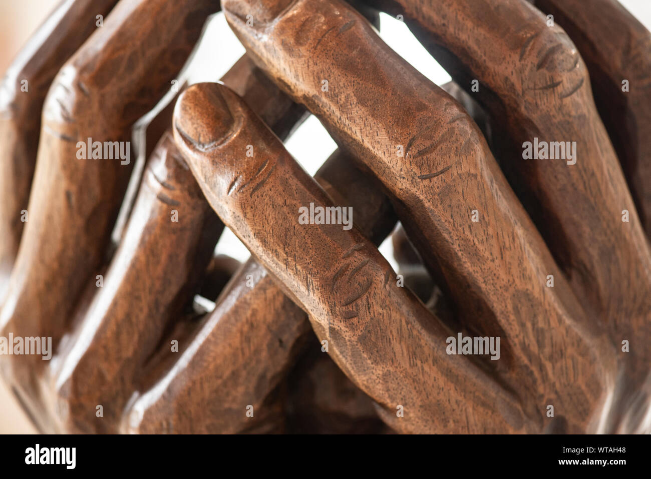 Skulptur von Hand aus Holz von Werner Thaler Stockfoto