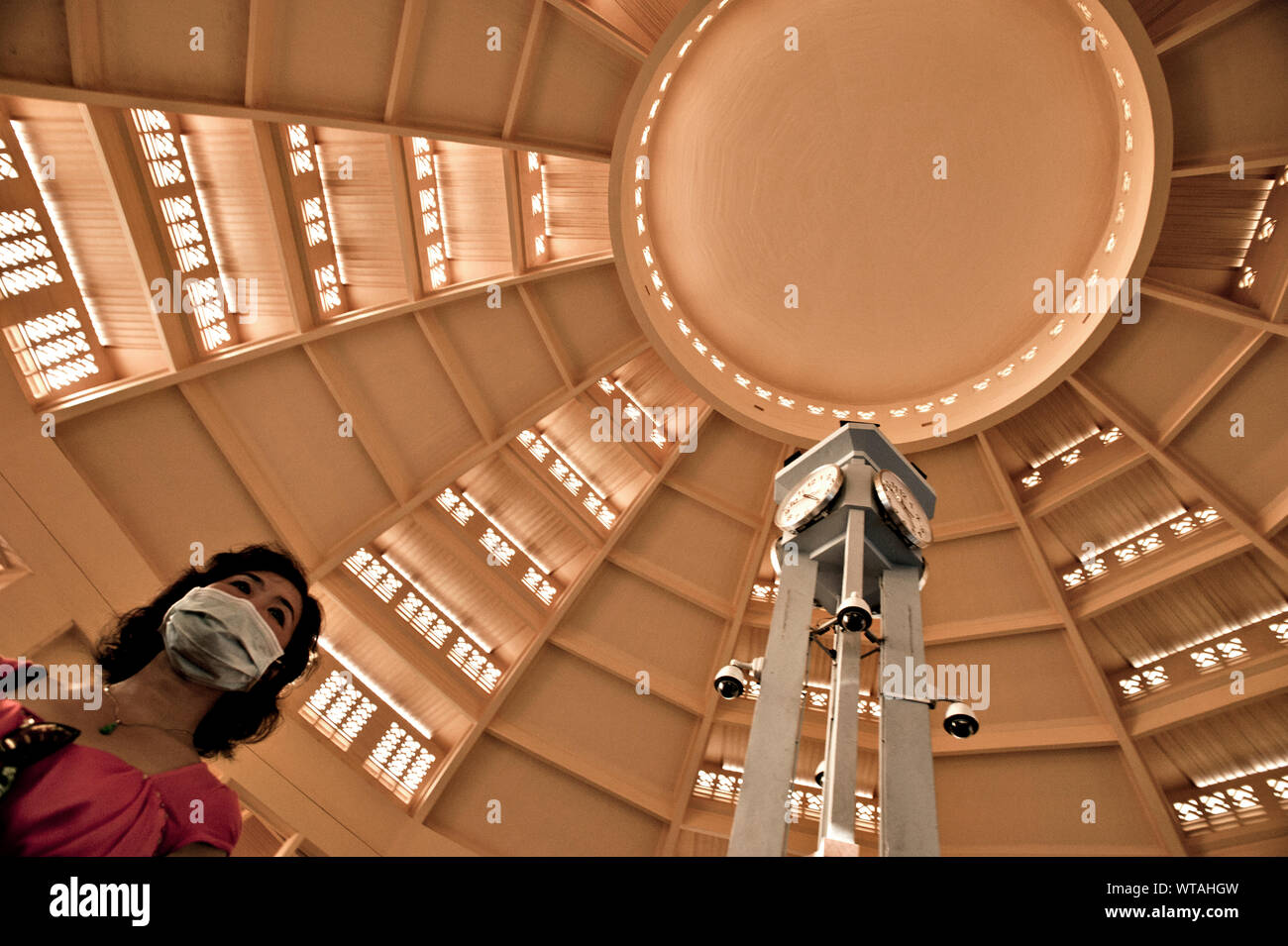 Frau mit Emissionsmindernden Maske in der zentralen Markt Stockfoto