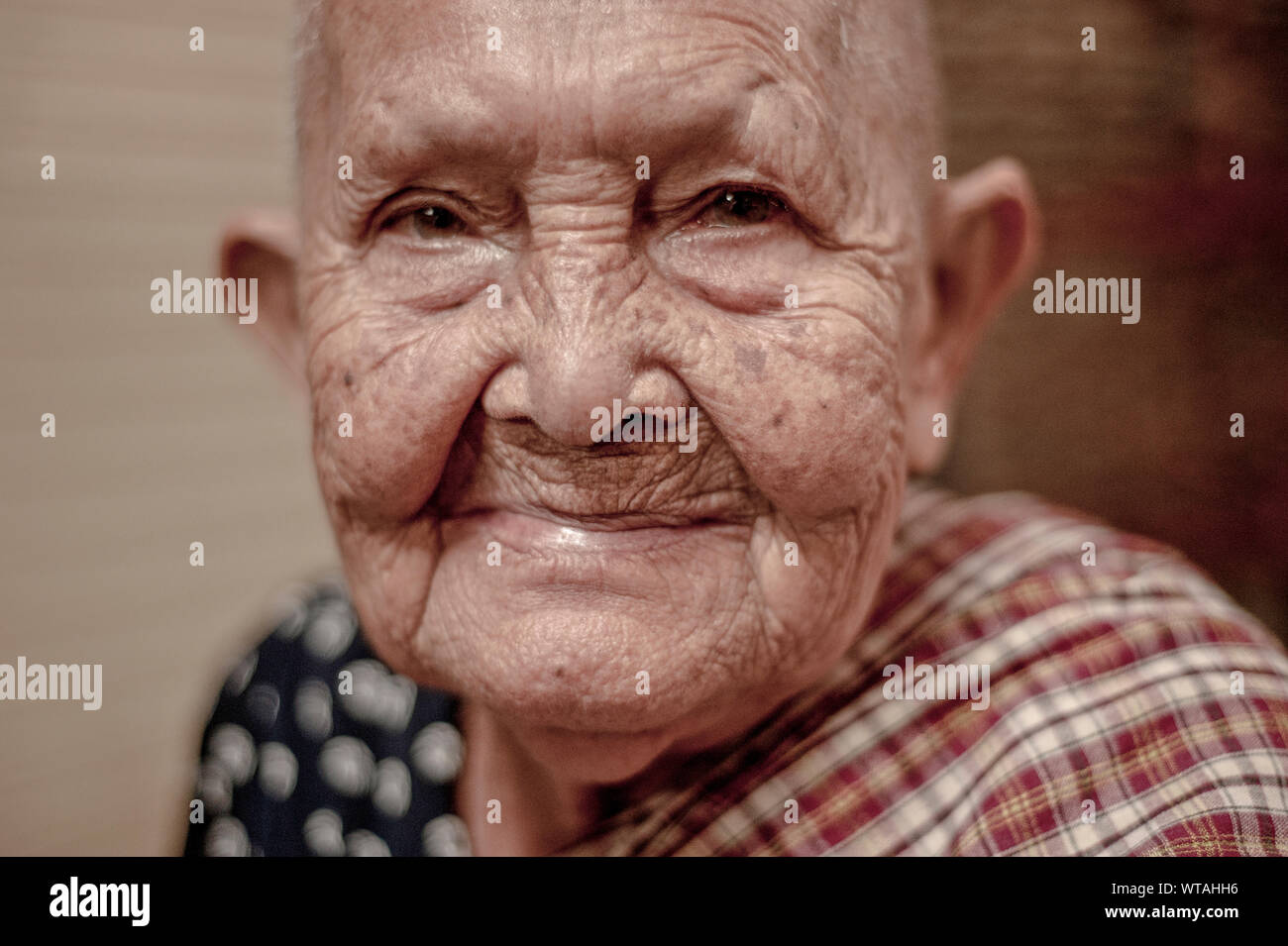 Alten kambodschanischen Dame in der Straße Markt lächeln Stockfoto