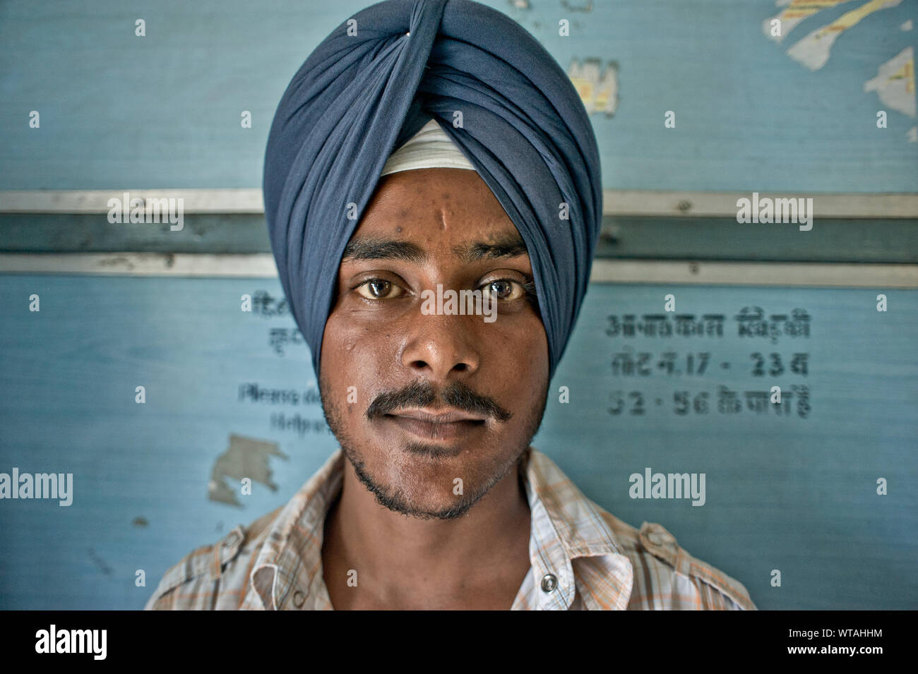 Sikh junge Mann bereit, um einen Zug zu reisen Stockfoto