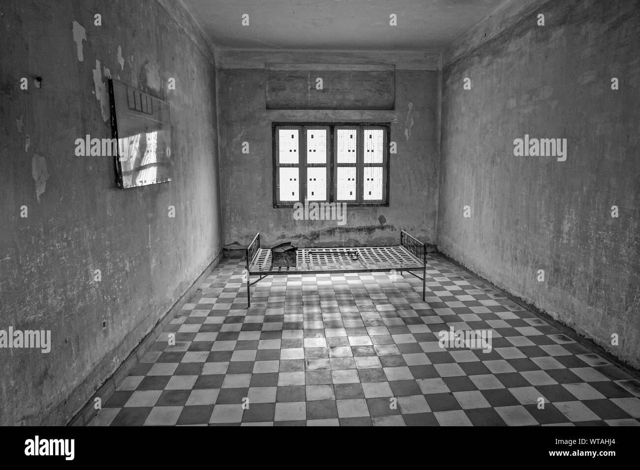 Folter Zimmer in Tuol Sleng Genozidmuseum Stockfoto