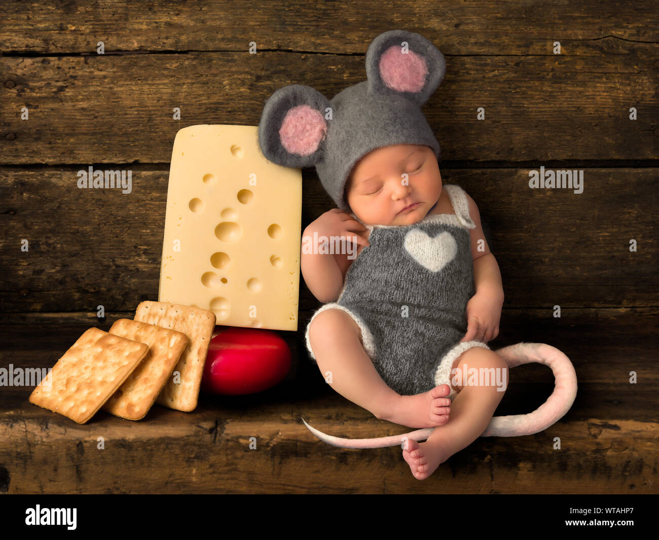Zusammengesetztes Bild mit einer Schlafen neugeborene Babys als eine entzückende Maus gekleidet Stockfoto