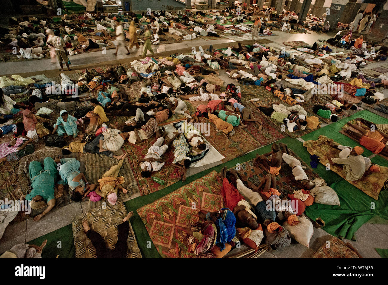 Sikhs und Hindus faithfuls in Amritsar Golden Temple schlafen Stockfoto