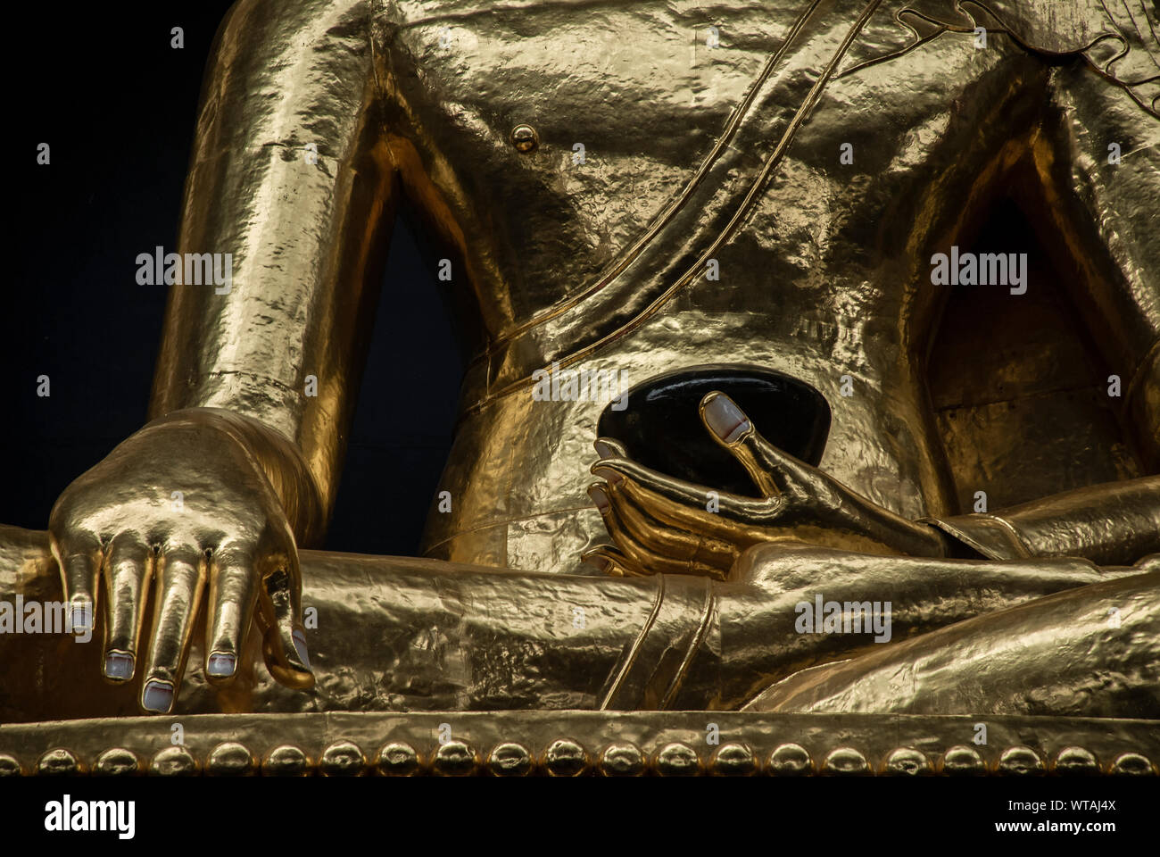 Goldene Statue von Buddha im Lotussitz Stockfoto