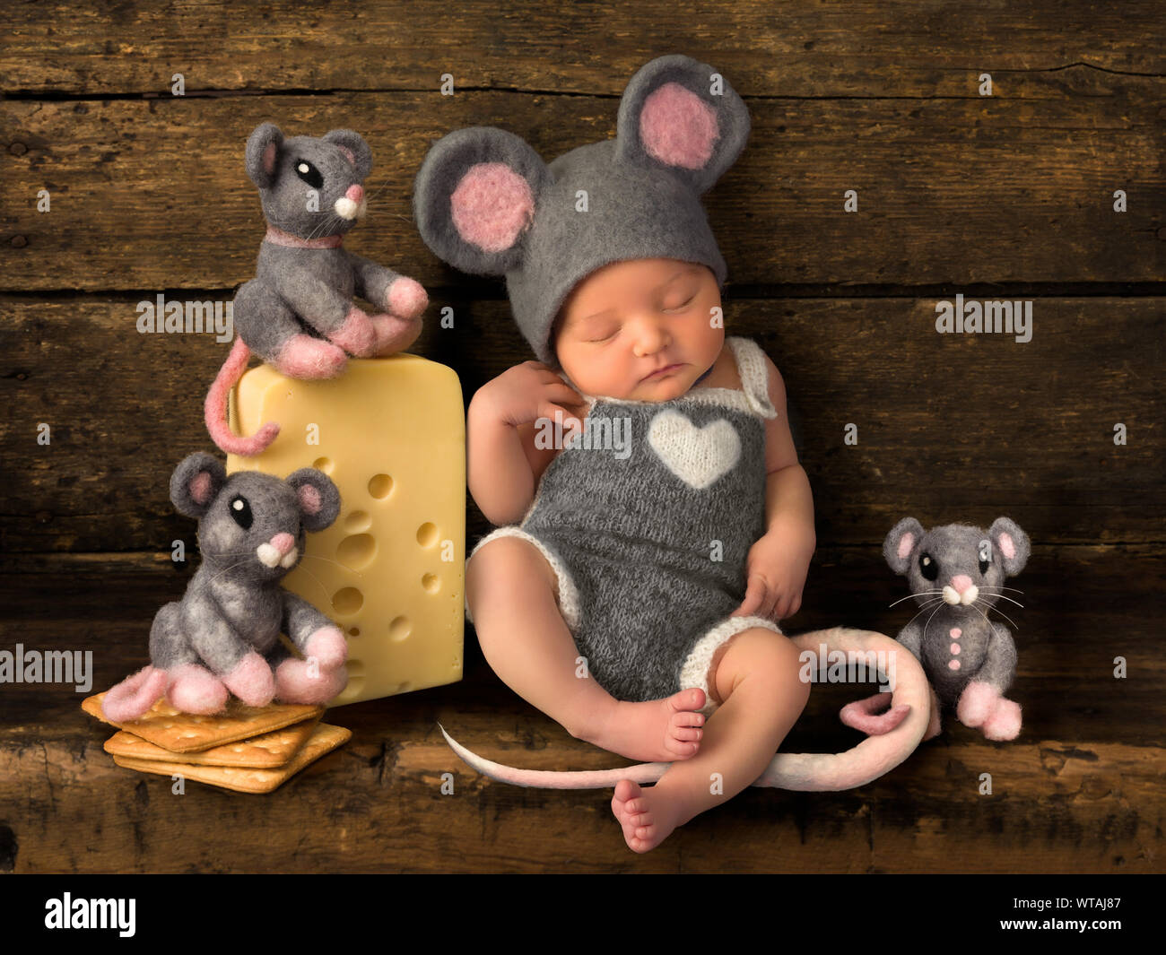 Zusammengesetztes Bild mit einer Schlafen neugeborene Babys als eine entzückende Maus gekleidet Stockfoto