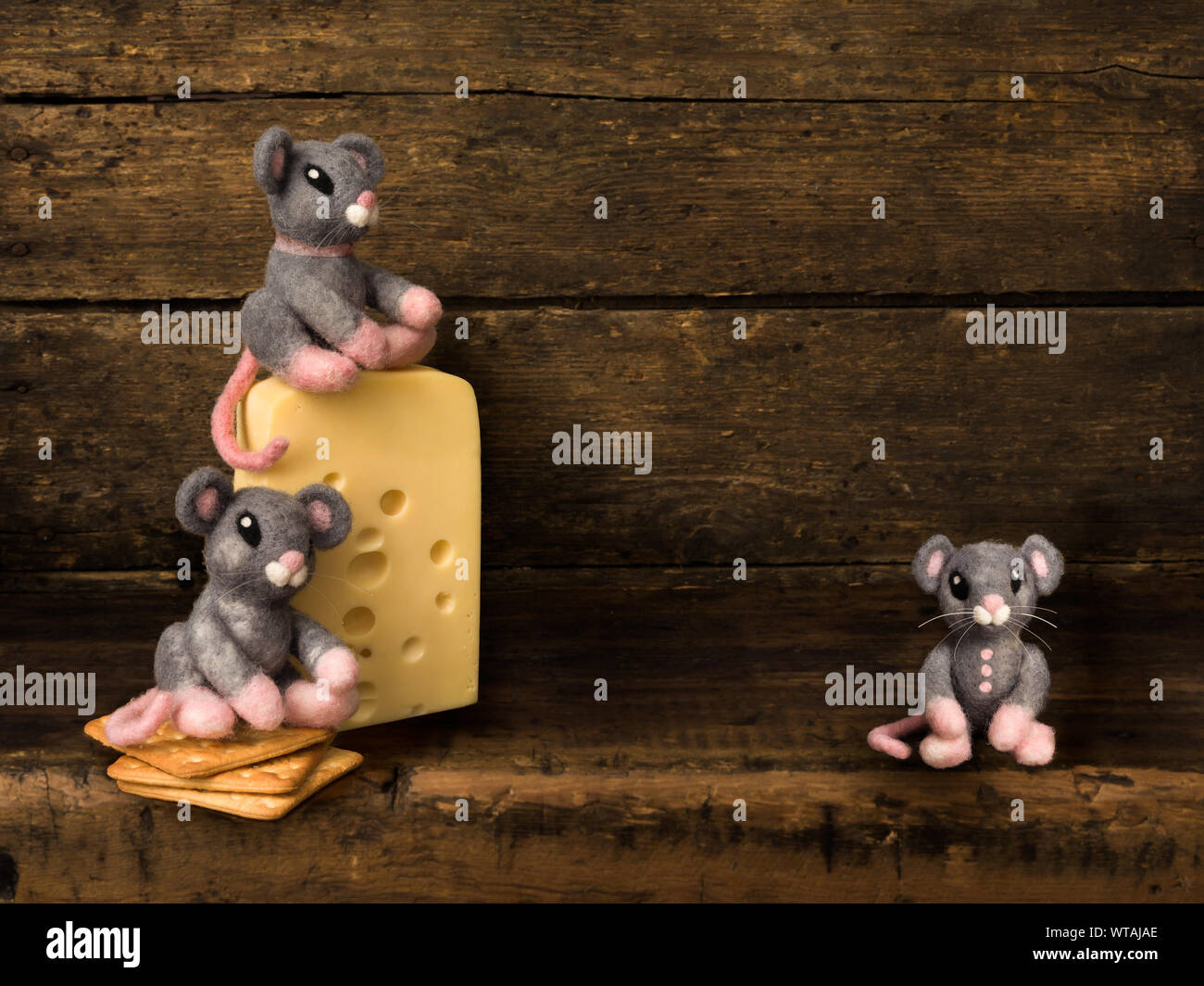 Digitale Kulisse für zusammengesetzte Bilder eines antiken Holzregal mit Käse und drei gefüllte Mäuse Stockfoto