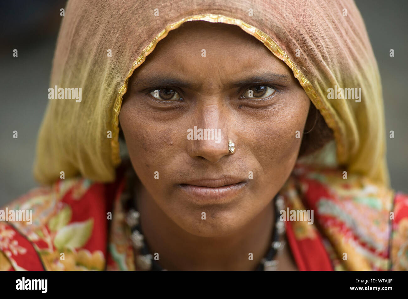 Rajasthani Frau mit Sonnenbrand und traditionelle Kleidung Stockfoto