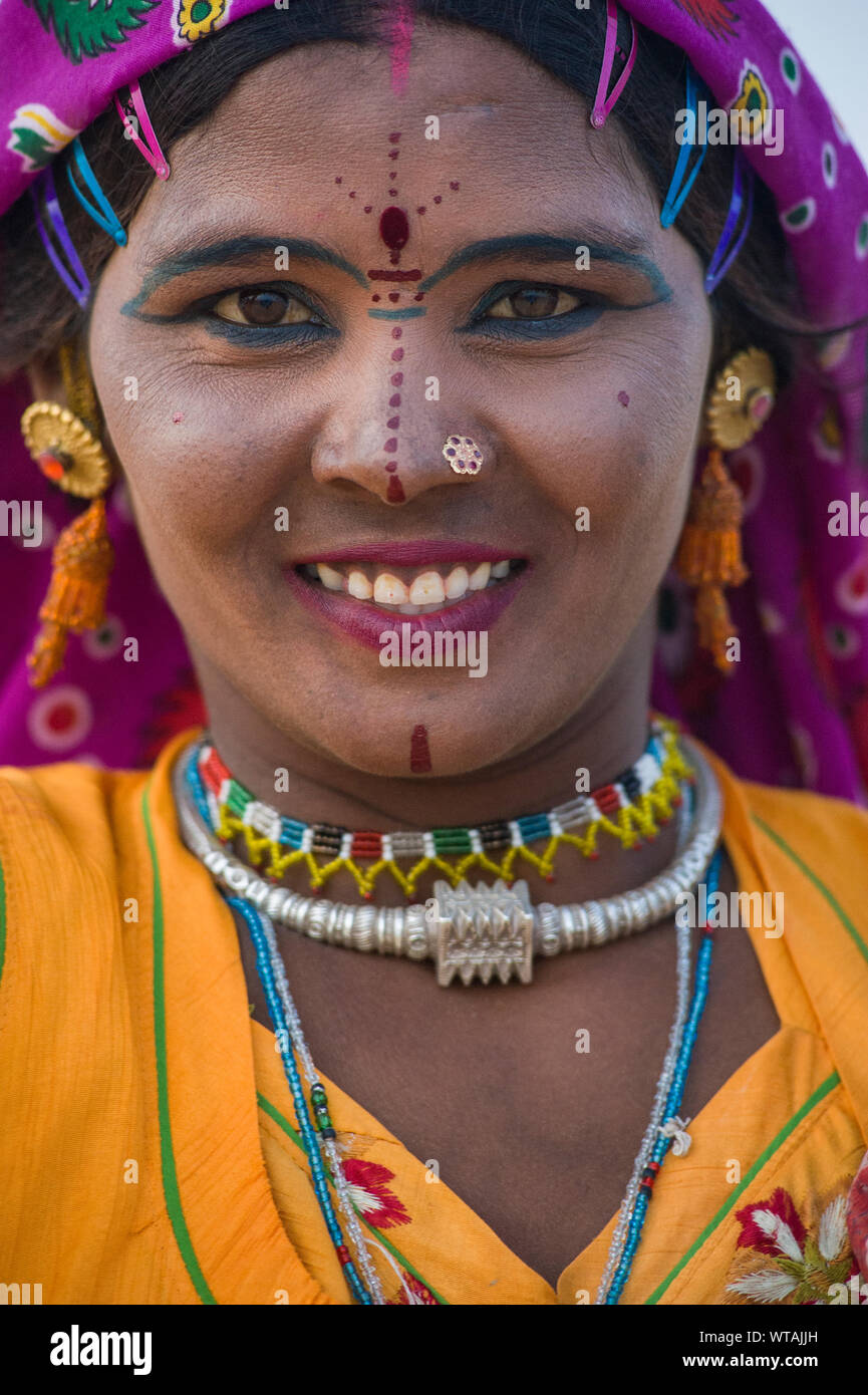 Rajasthani Frau mit typischen Verzierungen und bunten Make-up Stockfoto
