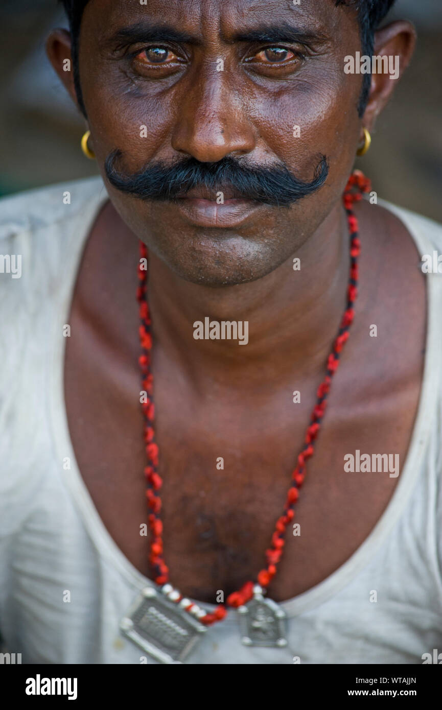 Typische Rajasthani Mann mit großen schwarzen Schnurrbart und Ohrringe Stockfoto
