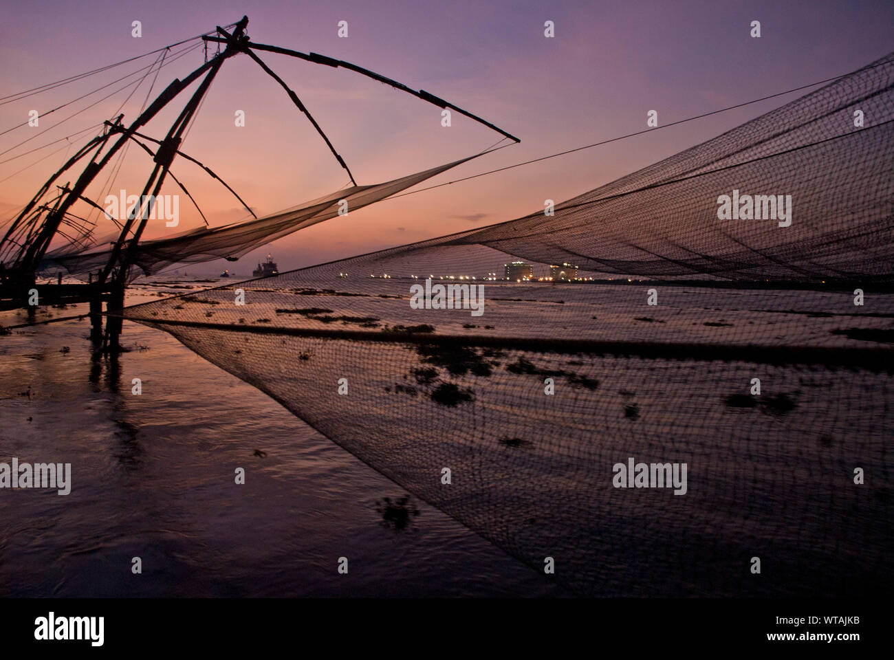 Dämmerung in der chinesischen Fischernetze aus Fort Kochi Stockfoto