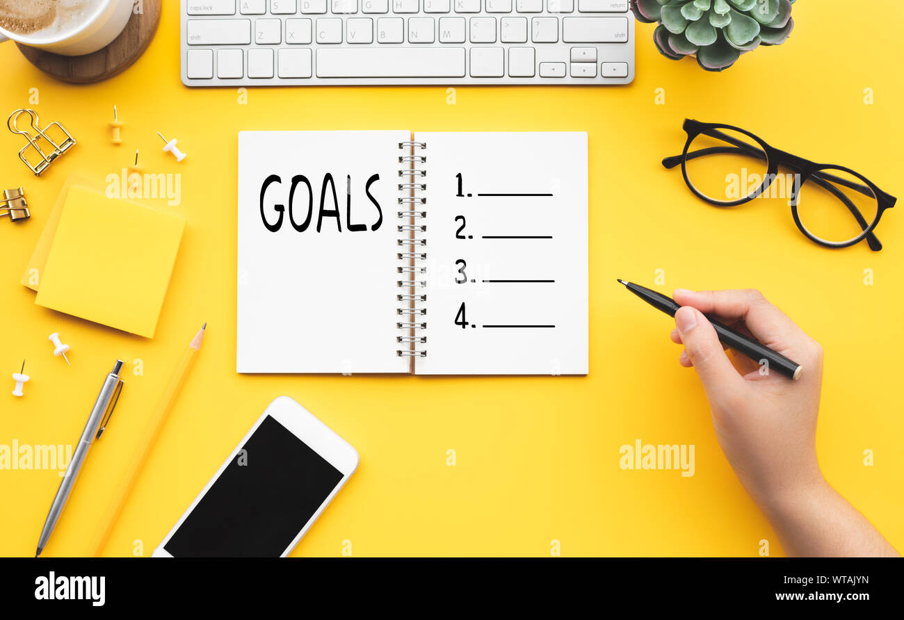 Ziel Konzepte junge weibliche schreiben Checkliste mit Notepad auf Farbe Schreibtisch Tisch. business plan Ideen Stockfoto