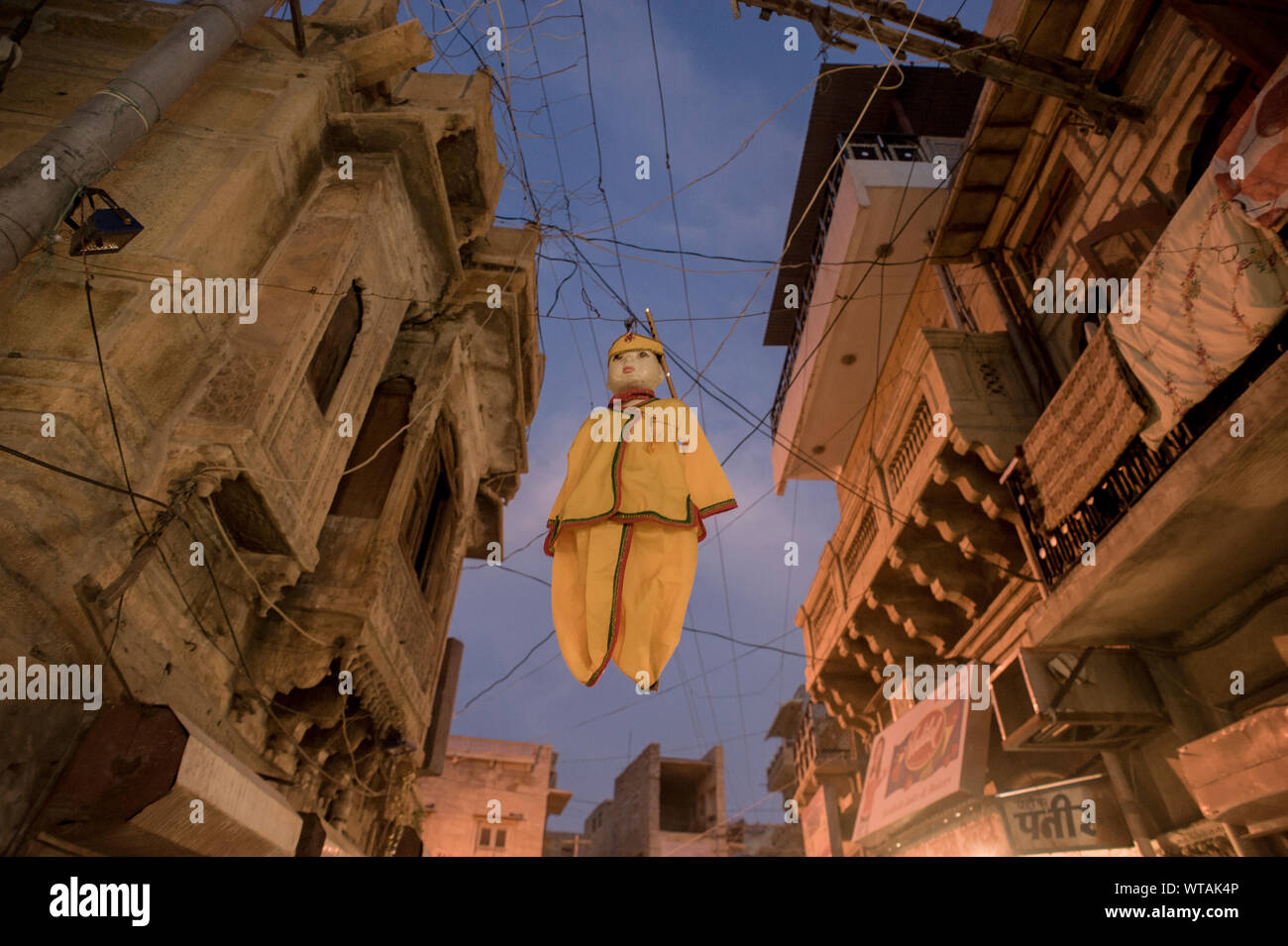 Puppe zwischen typischen Häuser der zentralen Straßen von Jaisalmer gehängt Stockfoto