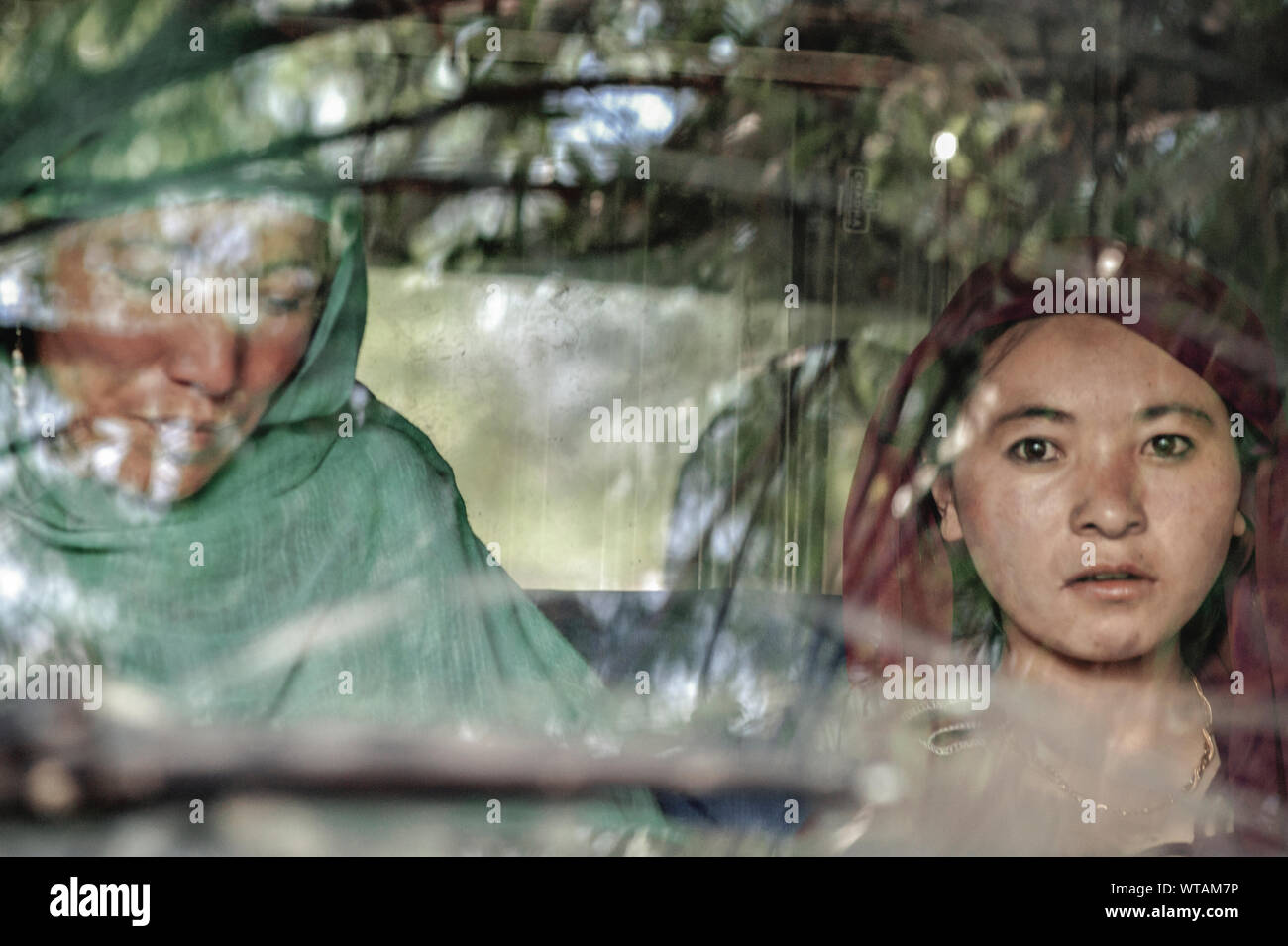 Muslimische Mutter und ihrer Tochter in einem Auto Stockfoto