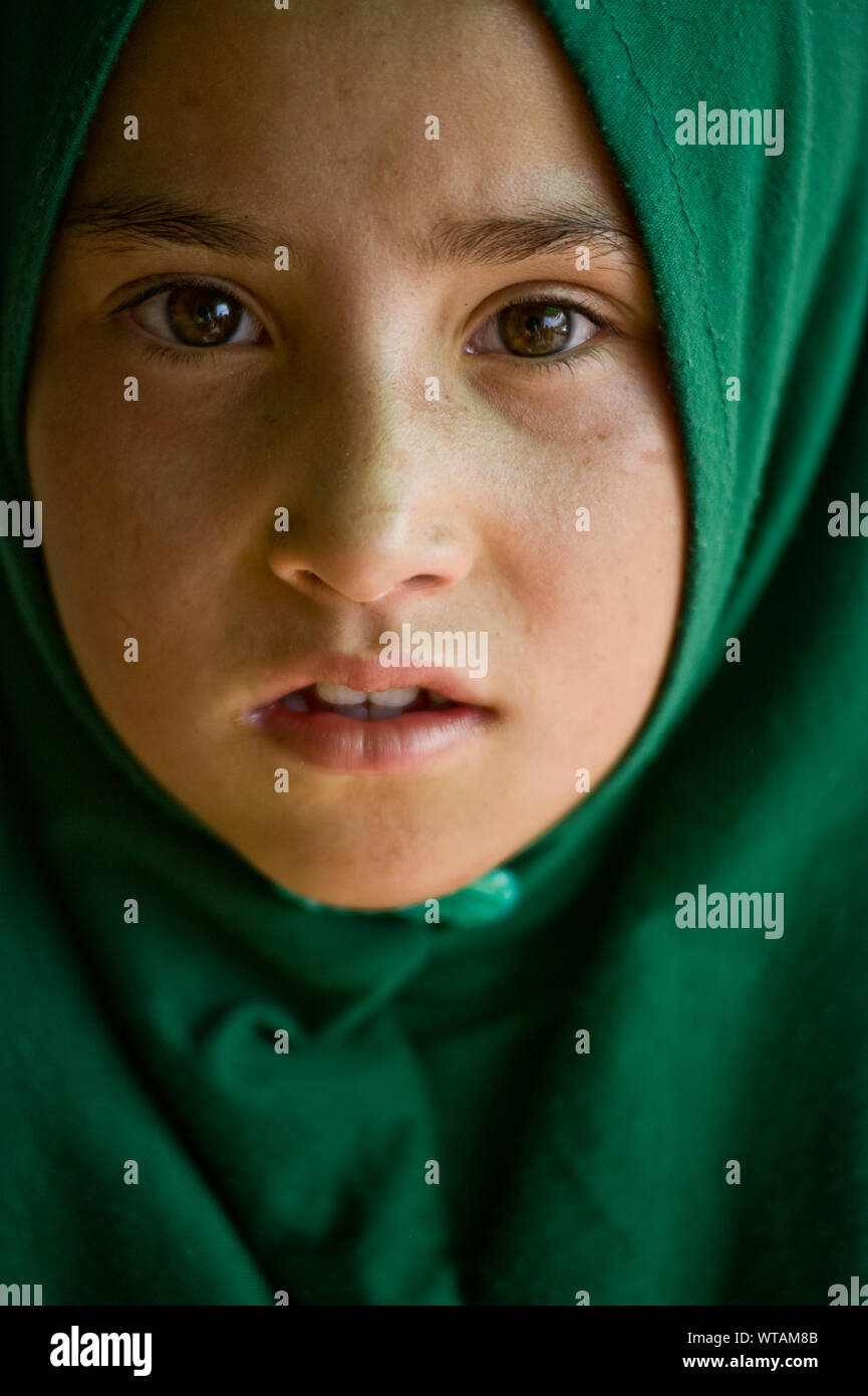 Junge muslimische Mädchen mit einem grünen Hijab Stockfoto
