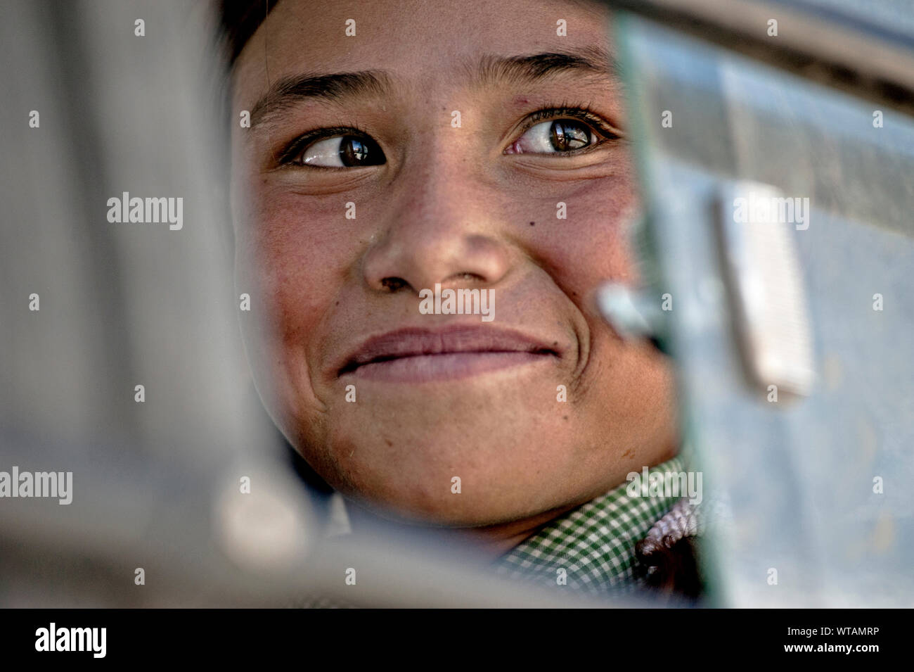 Schöne Ladhaki Mädchen in der Schule mit dem Bus, lächelnd Stockfoto