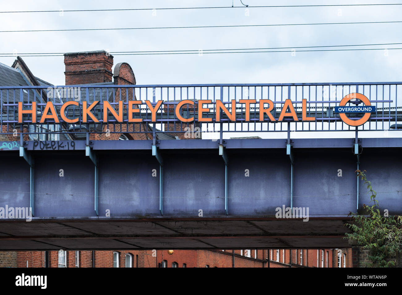 Signage für Hackney Central Bahn Station auf einer Eisenbahnbrücke über Mare Street. London, Großbritannien Stockfoto