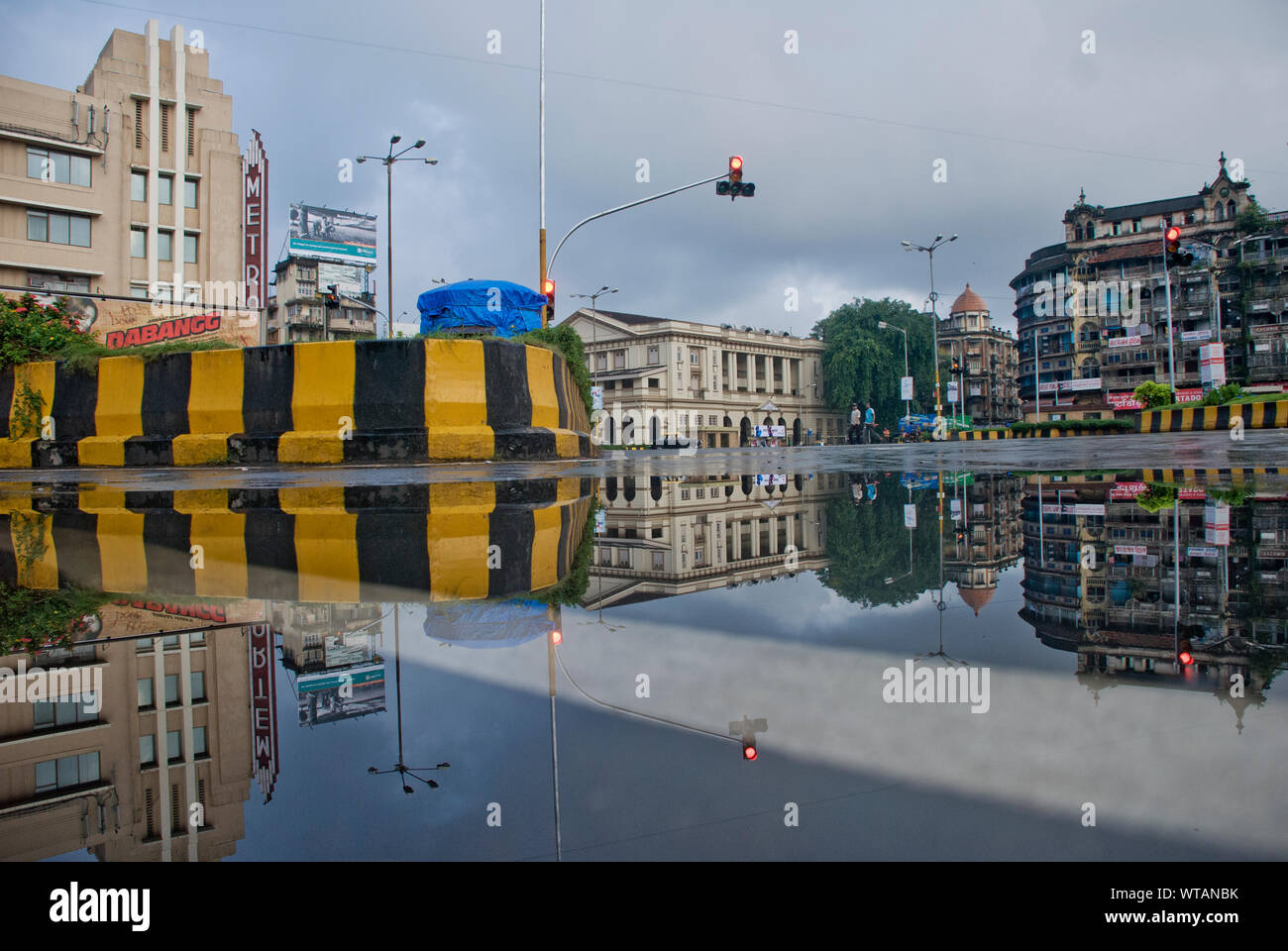 Mumbai Innenstadt Straße reflektierende Gebäude in der Pfütze Stockfoto