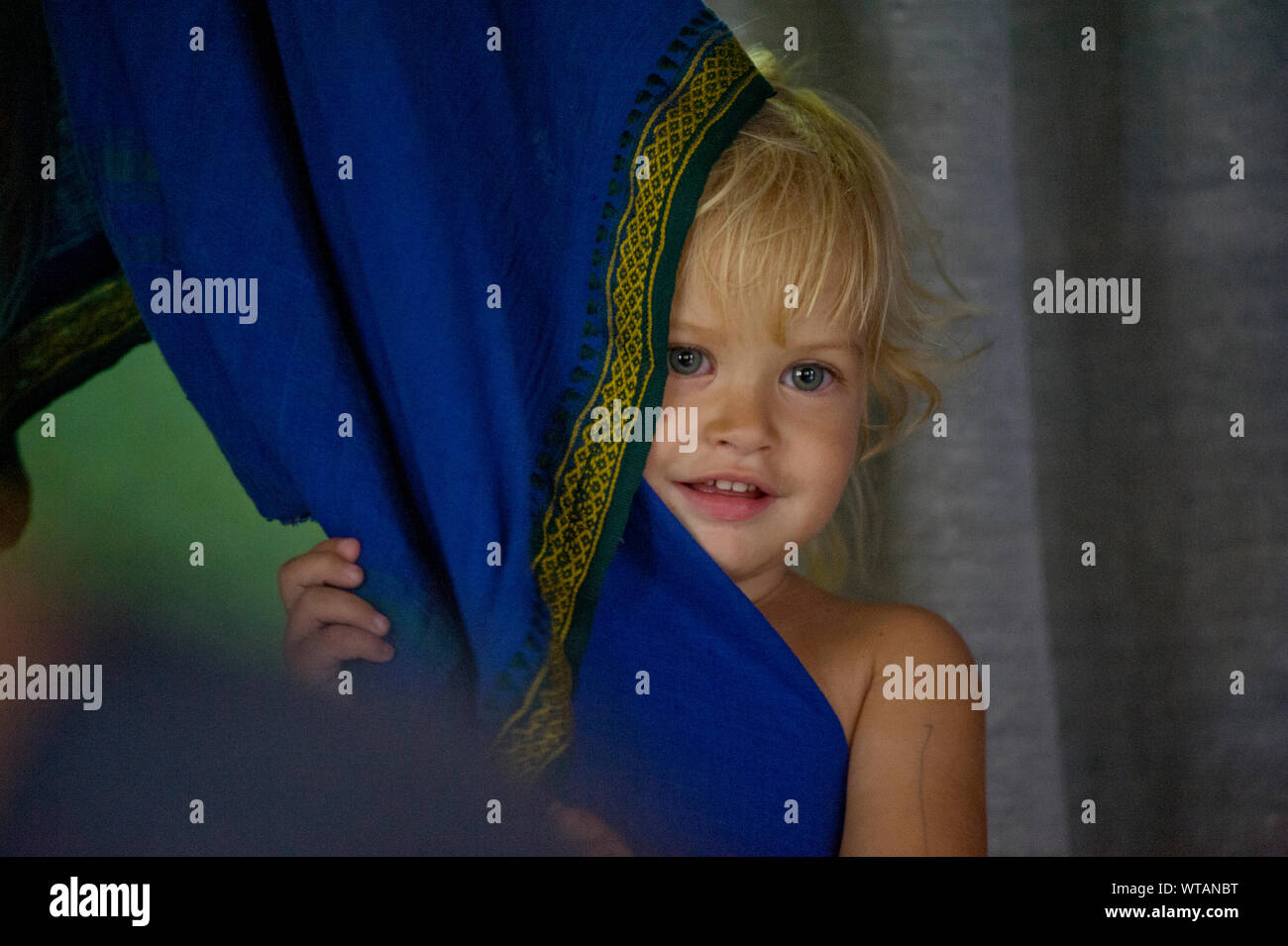 Wunderschöne Baby mit blauen Augen Stockfoto