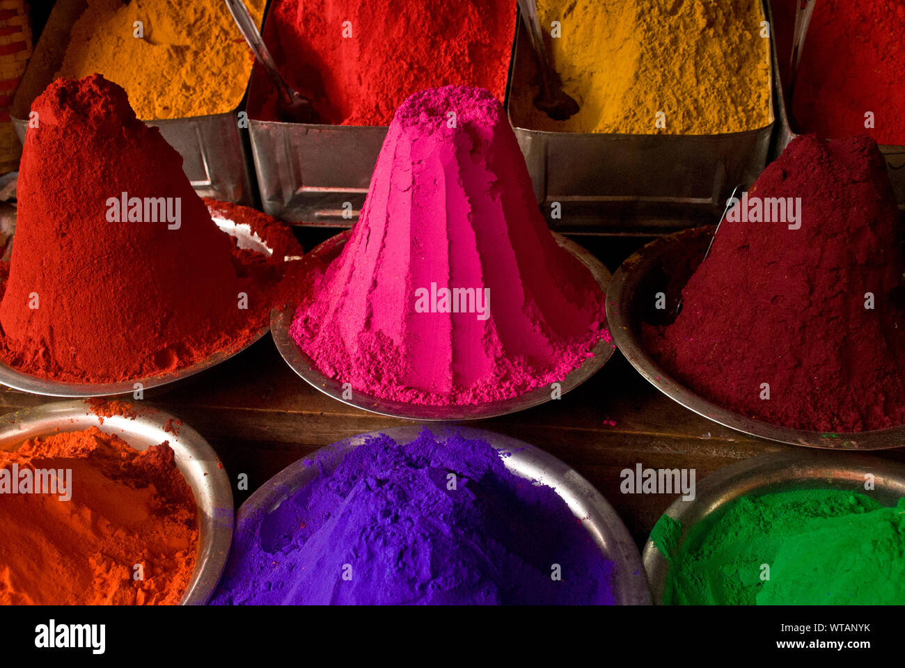 Gulal oder Abeer, traditionelle farbigen Pulver in einer Straße Markt verkaufen Stockfoto