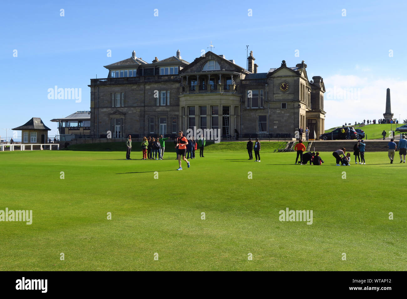 Königliche und alte Golf Clubhaus steht durch das erste T-Stück der Welt berühmten Old Course in der fife Stadt St Andrews Stockfoto