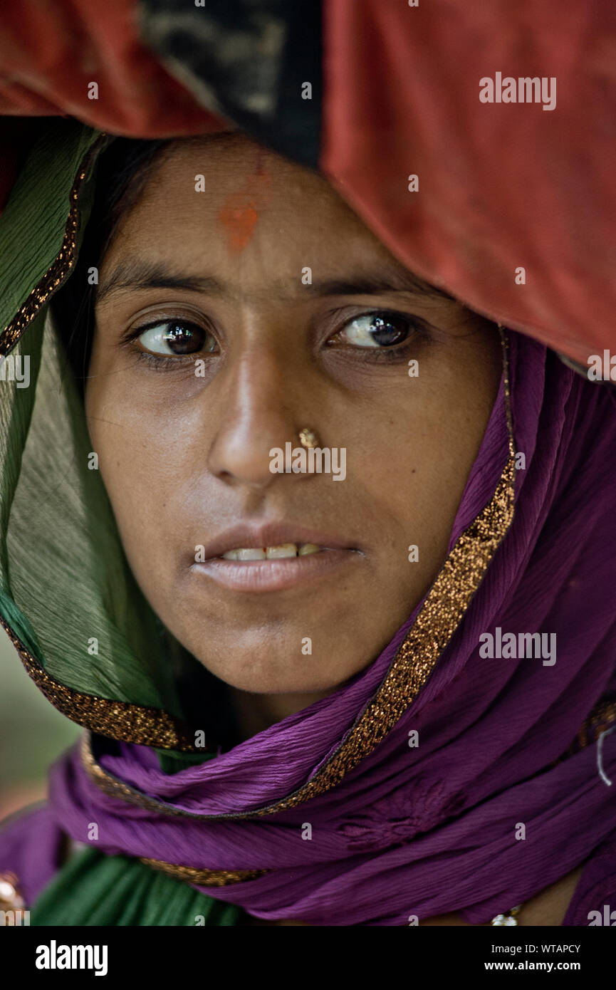 Traditionelle indische Mädchen tragen bunte Kleidung Stockfoto