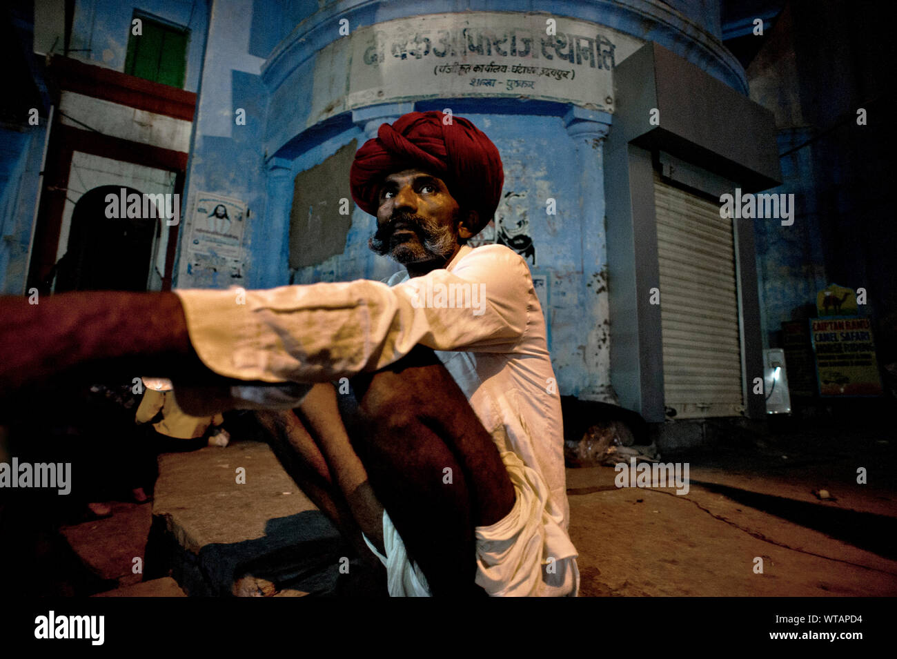 Rajasthani Mann mit riesigen Schnurrbart in der Straße sitzen Stockfoto