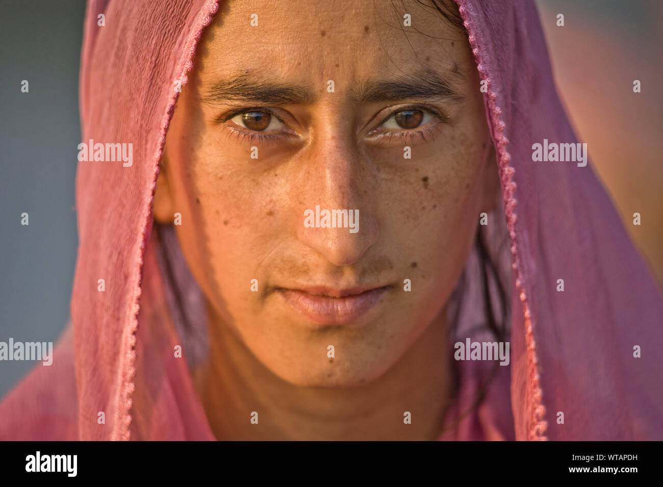 Muslimische Frau mit dünnen Schnurrbart Stockfoto